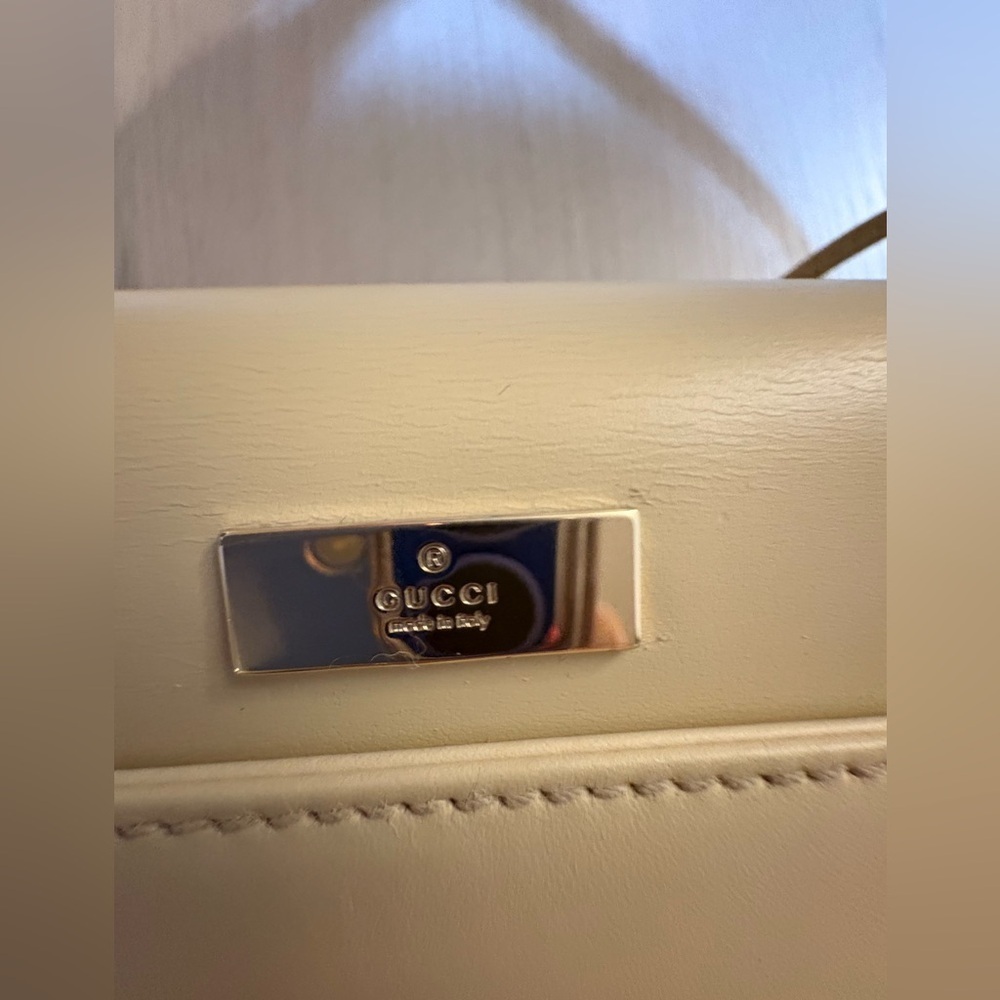 Gucci cream padlock bag with gold Accents. With box and dust bag . - Picture 6 of 16